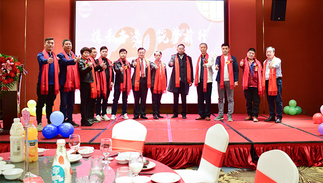 攜手奮進(jìn)，筑夢(mèng)前行，東信高科2022年迎春晚會(huì)圓滿舉行?。。? />
                </a>
              </dt>
              <dd>
                <p>攜手奮進(jìn)，筑夢(mèng)前行，東信高科2022年迎春晚會(huì)圓滿舉行！??！</p>
                <span>?攜手奮進(jìn)，筑夢(mèng)前行，深圳市東信高科自動(dòng)化設(shè)備有限公司2022年迎春晚會(huì)在深圳博客格蘭云天國際酒店成功舉行。晚會(huì)上，公司總...</span>
                <a href=